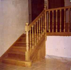 On devine les deux portes sous l'escalier pour cacher un rangement dans le hall d'entrée