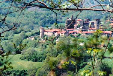 Le majestueux chateau de St Vidal du 13ème